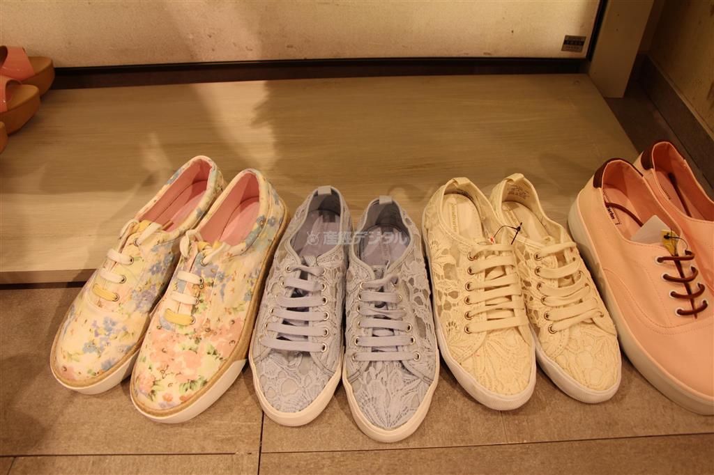 旬のテイストが詰まったスニーカーがずらり。フラワー柄にジュート巻きのソールを組み合わせたスニーカー（５４５０円）と、レースのスニーカー（青、白とも４５５０円）、厚底スニーカー（４５５０円）＝２０１４年５月９日、千葉県船橋市
