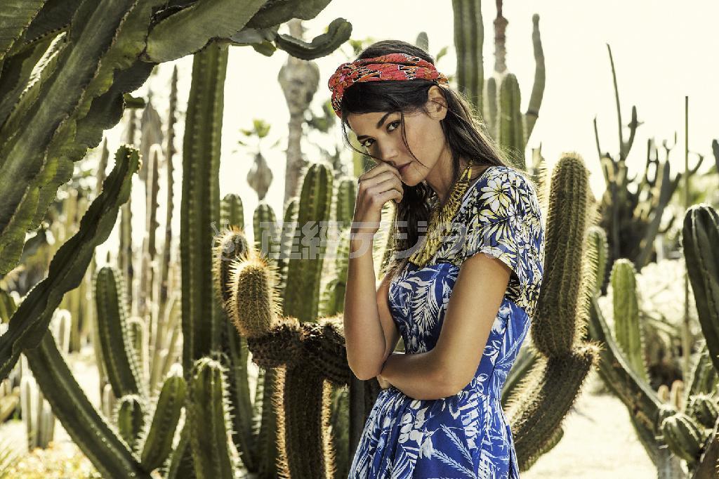 エスニックなプリント柄を複数組み合わせた個性的な着こなし。プリントトップ（２７５０円）、トロピカルプリントドレス（５４５０円）、ネックレス（２７５０円、提供写真）