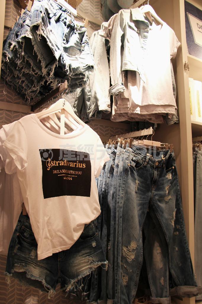 クラッシュなど加工を凝らしたデニムもある。下段のロゴＴシャツ（１８５０円）にデニムのホットパンツ（２９５０円）はビーチで活躍しそう＝２０１４年５月９日、千葉県船橋市