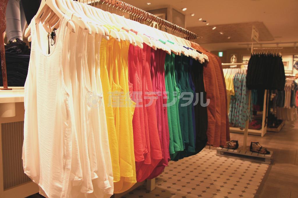 ルーズなシルエットなタンクトップは春夏に便利。色違いでそろえたい。各１８５０円＝２０１４年５月９日、千葉県船橋市