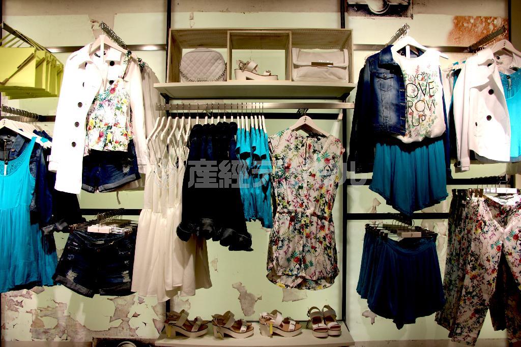 ほどよく流行を反映したストラディバリウスのアイテム。ボタニカル柄や明るいブルーの洋服も充実している＝２０１４年５月９日、千葉県船橋市