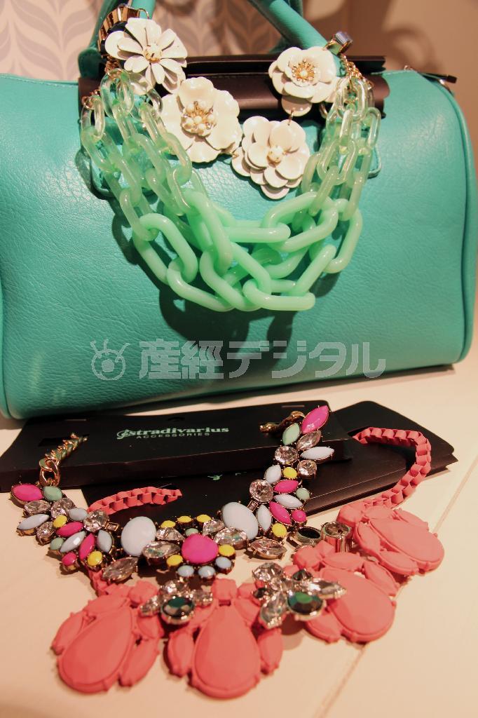 モチーフを凝らした大降りのネックレスは１つあると重宝。（上から）白いフラワー、エメラルド色のチェーン（各１８５０円）、カラフルなビジュー、ピンクのモノカラー（各２２５０円）＝２０１４年５月９日、千葉県船橋市