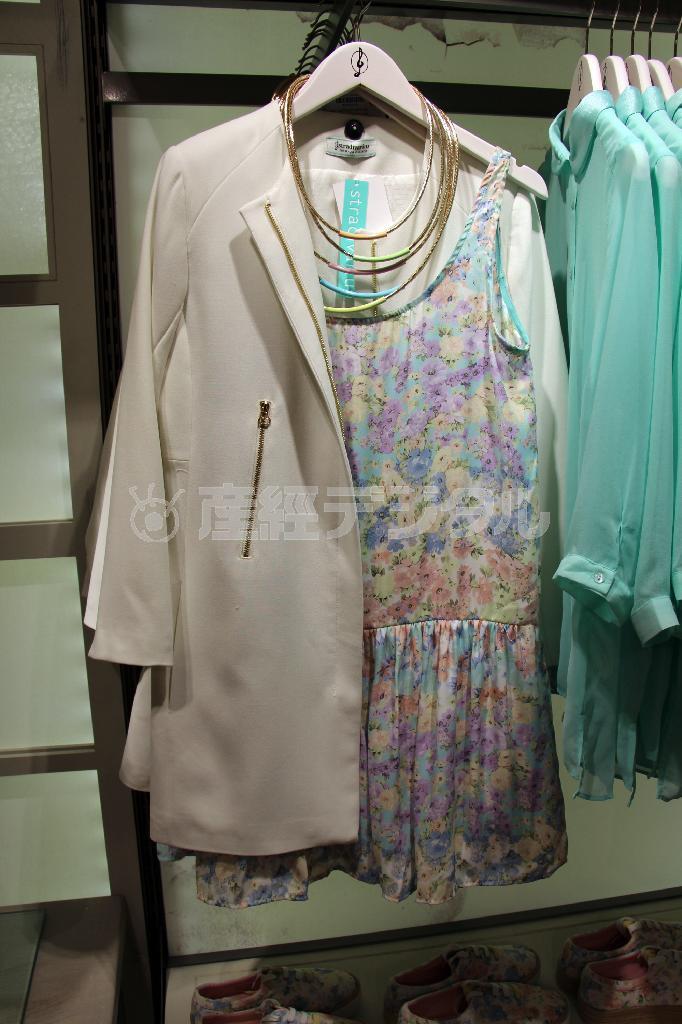 パステルカラーが優しげなワンピース（３９５０円）は白いジャケット（８９５０円）とカラフルなチョーカー（２２５０円）と合わせてフェミニンに