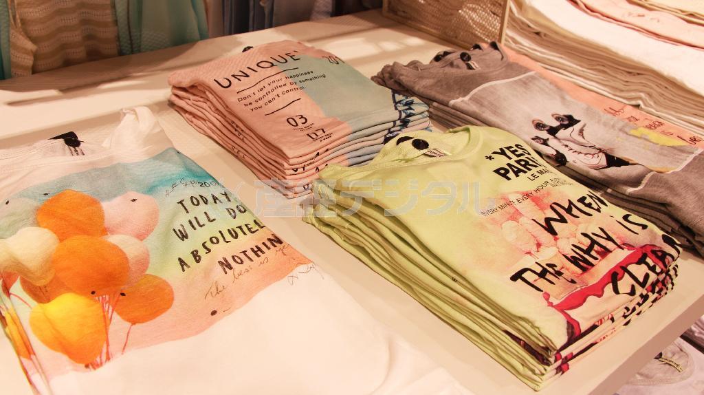 透け感があるパステルトーンのロゴ＆イラスト入りＴシャツも、デザイン豊富にそろう。各１８５０円＝２０１４年５月９日、千葉県船橋市