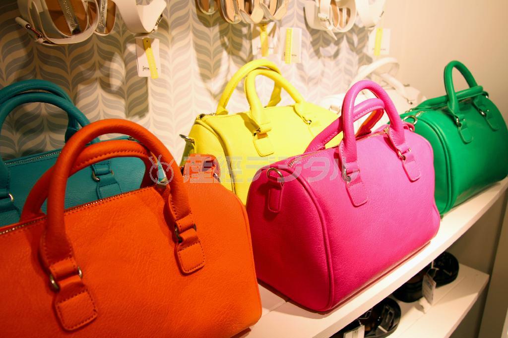 お出かけにちょうどいいミニボーリングバッグ（各２９５０円）はさまざまな色がそろう＝２０１４年５月９日、千葉県船橋市