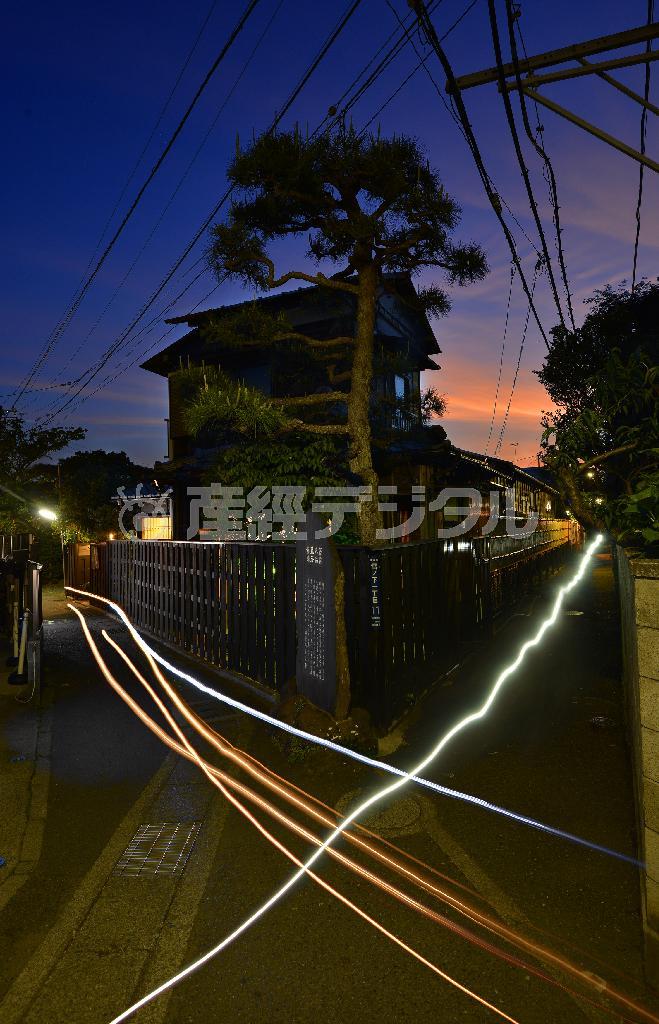 閑静な住宅街の路地は、自転車が通り抜ける生活道路でもある＝２０１４年５月１１日、神奈川県鎌倉市雪の下（比較明合成、渡辺照明撮影）