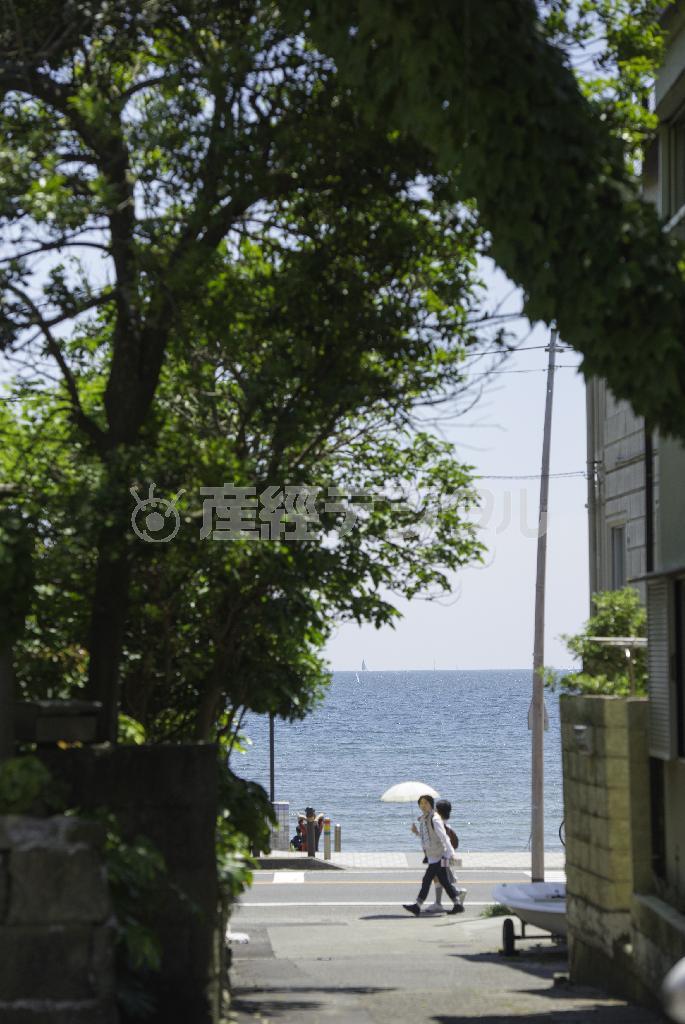もうパラソルの季節。路地の向こうは相模湾＝２０１４年５月１１日、神奈川県鎌倉市坂ノ下（渡辺照明撮影）