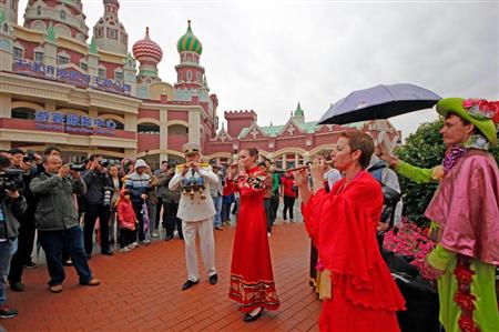 天津の浜海空母テーマパークに４月下旬オープンした「ロシア街」。来年開設予定の上海ディズニーランドを迎え撃つ長江デルタではテーマパーク間の競争が激化している（中国新聞社）