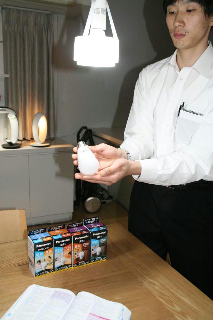 パナソニックは、明るさを２種類に切り替えられるリビング向けＬＥＤ電球を投入する＝２０日、東京都杉並区
