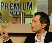 サントリーのＰＲ店ではＣＭに出演する歌手の矢沢永吉さんが訪れた＝２０日、東京都港区