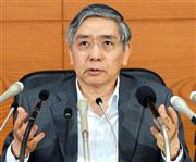 金融政策決定会合後、記者会見する日銀の黒田総裁＝２１日午後、日銀本店