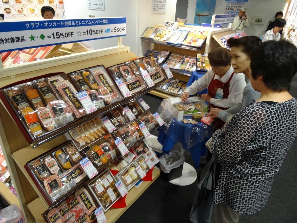 西武池袋本店が昨年より８日早く開設した中元商品の売り場＝２０日、東京都豊島区