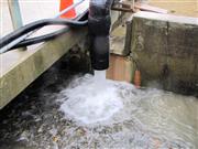 福島第１原発の「地下水バイパス計画」で、配管から排水溝に流れる地下水＝２１日午前（東京電力提供）