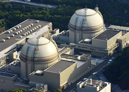 運転差し止めを命じる判決が出された関西電力大飯原発３号機（左）と４号機＝２１日午後、福井県おおい町で共同通信社ヘリから