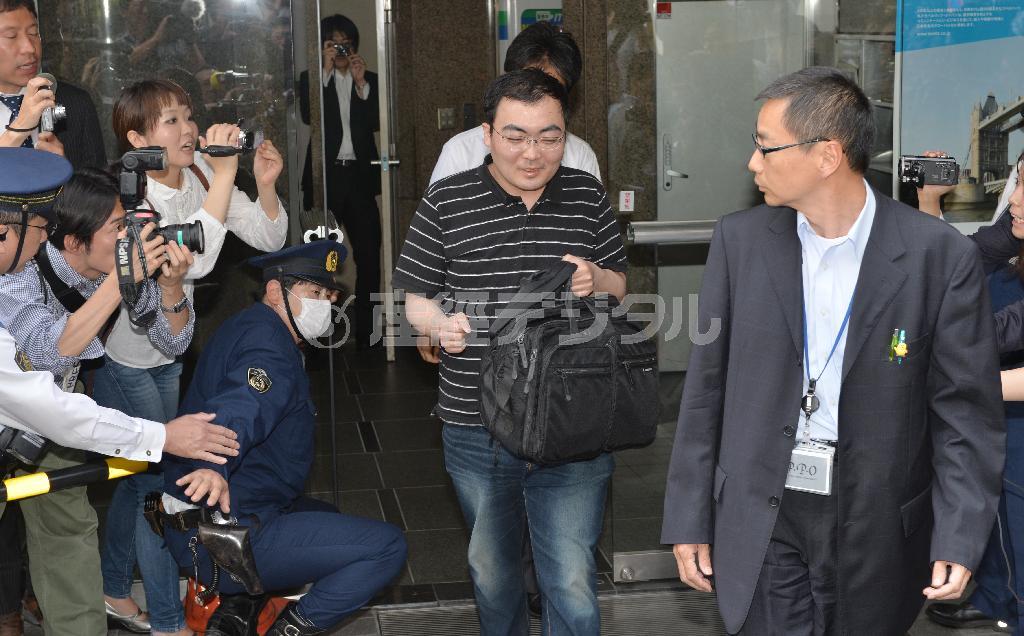 佐藤博史弁護士の事務所を出る片山祐輔被告（中央）＝２０１４年５月２０日午前、東京都港区（栗橋隆悦撮影）