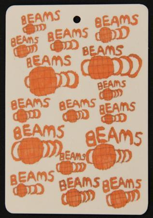 ＢＥＡＭＳと工房集のコラボによる新作ショーツ（９５００円＋税）。５月１３日から全国のＢＥＡＭＳショップで販売中。タグのロゴ（写真）は大倉史子さんの書き下ろし。工房集（ｋｏｂｏ－ｓｙｕ．ｃｏｍ／ｉｎｄｅｘ．ｈｔｍｌ）。（提供写真）