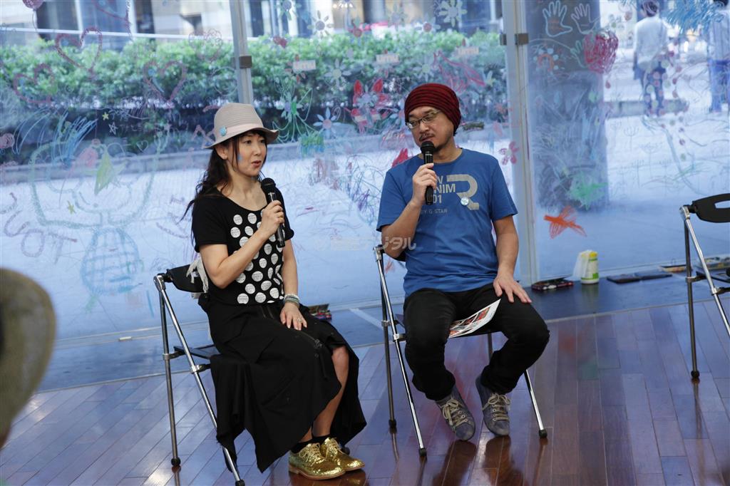 六本木ヒルズｕｍｕで開かれた「つながる。それから？」のトークショーに参加したやくみつるさん（右）と東ちづるさん＝２０１４年５月１１日、東京都港区（提供写真）