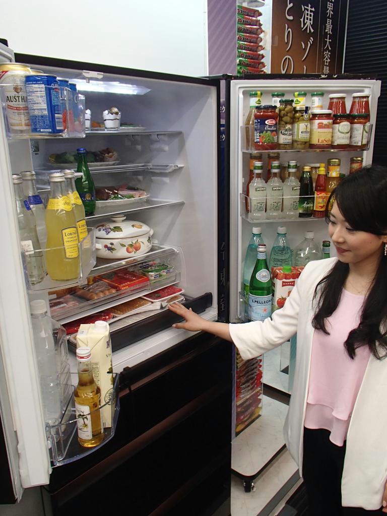 三菱電機が発売する最上位モデルの冷蔵庫。業界最大容量を実現した＝２１日、東京都中央区