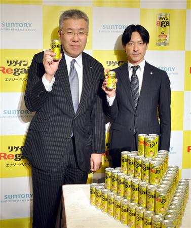 発表会見で新商品をＰＲするサントリー食品インターナショナルの北川廣一ブランド戦略部長（左）と第一三共ヘルスケアの岩井信幸マーケティング部長＝２１日