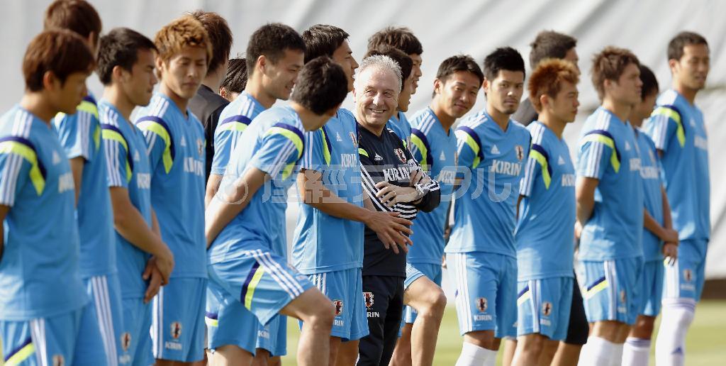 Ｗ杯へ向けた合宿がスタートし、歓迎セレモニーで笑顔を見せるアルベルト・ザッケローニ監督（中央）と日本代表選手たち＝２０１４年５月２１日、鹿児島県指宿市（共同）