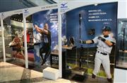 ヤンキースのイチロー選手らミズノの契約選手が使う用具に触れることができる「アスリートロード」（柿平博文撮影）