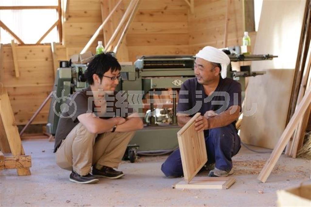 「紬（つむぎ）」の代表取締役、桑原憂貴さん（左）と岩手県陸前高田市の製材業者。桑原さんは足しげく通い協力を取り付けた（日本財団撮影）