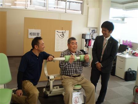 リハビリ特化型デイサービス「リハビリサロンＰｌａｃｅ」を開業した（左から）佐藤裕之さんと施設の利用者、石巻信用金庫の今野太喜さん＝２０１４年５月６日、宮城県石巻市（日本財団撮影）