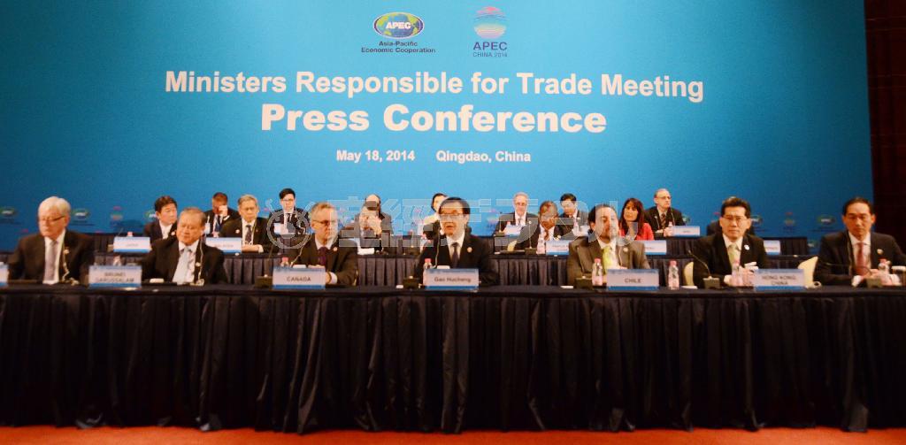 ５月１８日、アジア太平洋経済協力会議（ＡＰＥＣ）貿易相会合の閉幕後、共同記者会見する各国の閣僚たち。前列中央が中国の高虎城商務相、２列目左端が茂木（もてぎ）敏充経済産業相。２人は前日に会談し、高氏は「日本との経済関係を重視しており、協力を発展させたい」と述べた＝２０１４年、中国・山東省青島市（共同）