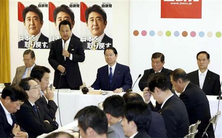 自民党の外交・経済連携本部とＴＰＰ対策委員会の合同会議であいさつする甘利明ＴＰＰ相（左から２人目）。右端は西川公也ＴＰＰ対策委員長＝２２日、東京・永田町の党本部