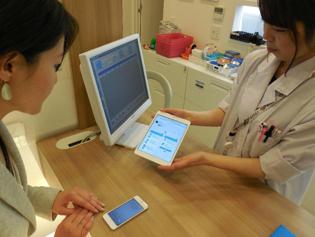 アイセイ薬局が実証実験を行っている店舗ではタブレット端末を見ながら薬剤師のアドバイスを受けられる＝東京都中央区のアイセイ薬局日本橋室町店