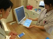 アイセイ薬局が実証実験を行っている店舗ではタブレット端末を見ながら薬剤師のアドバイスを受けられる＝東京都中央区のアイセイ薬局日本橋室町店