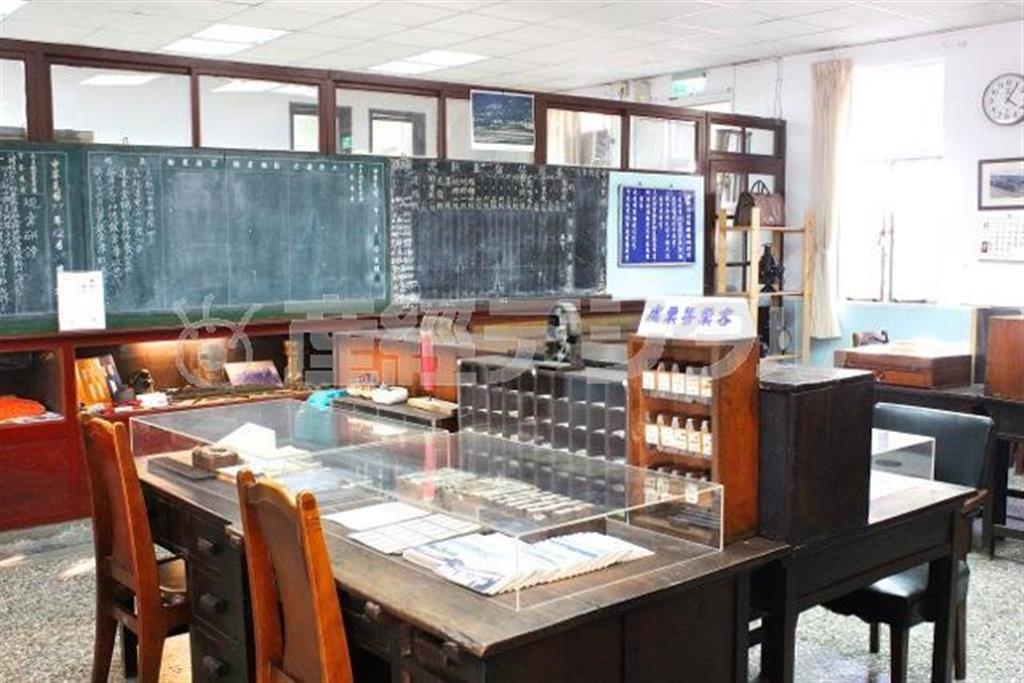 駅舎内は当時の面影がそのまま残っている。戦時中は機密とされた軌道路線図など興味深い展示物も