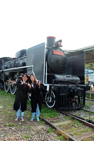 卒業記念の写真を撮影していた女子大生。卒業する前に、さまざまな服装で写真を撮影するのがブームなのだと