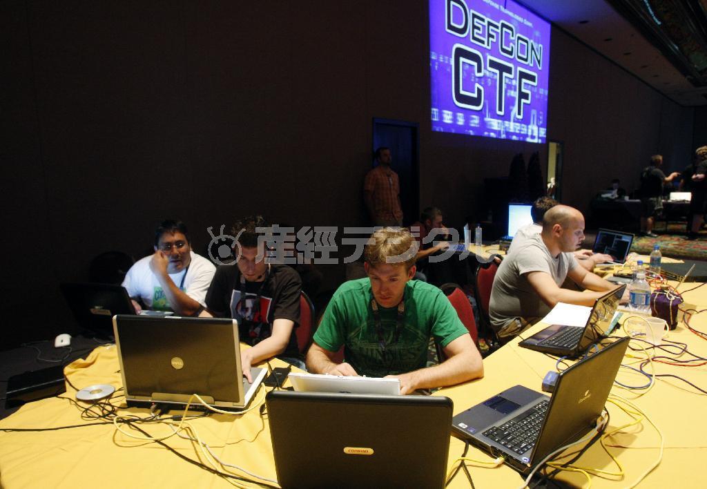 米国で毎年開かれているハッカーたちの国際会議「デフコン」で、ハッキング技術を競う参加者。善玉ハッカーは引く手あまただ＝２０１０年７月３０日、米ネバダ州ラスベガス（ＡＰ）