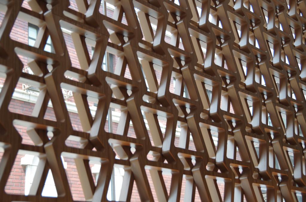 「スピンドルグリル」の格子