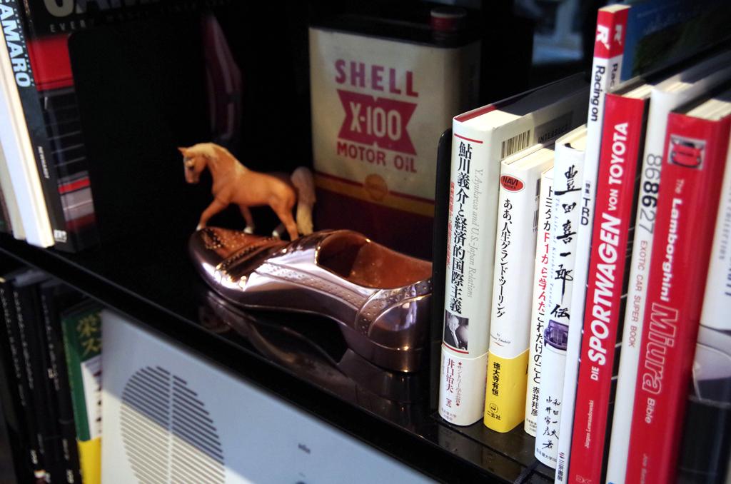 ビストロ内の書棚