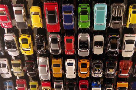 トイレの天井にずらりと並ぶミニカー