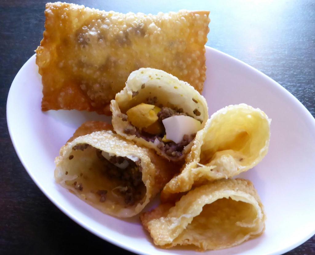 ブラジルの軽食「パステウ」（揚げパイ）は冷凍のパイシートを使い、家庭でも手軽に作れる。具は炒めた牛ひき肉やチーズ、ゆで卵、果物などお好みで。具と一緒に空気を入れるようにふわりと包むのがポイントで、１８０度の油でキツネ色になるまで揚げる