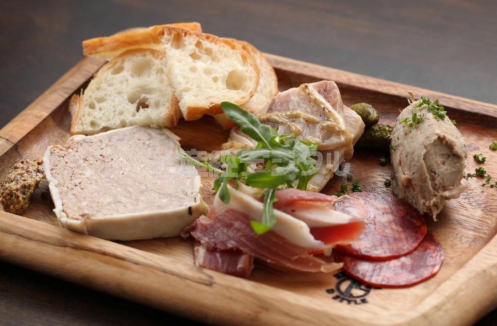 お肉の前菜盛り合せ（ハーフ、１２００円）。テリーヌ・ド・カンパーニュ、京都豚とシャラン鴨のリエット、イベリコのチョリソー、サンダニエーレ産生ハムが美しく盛られた人気の一品