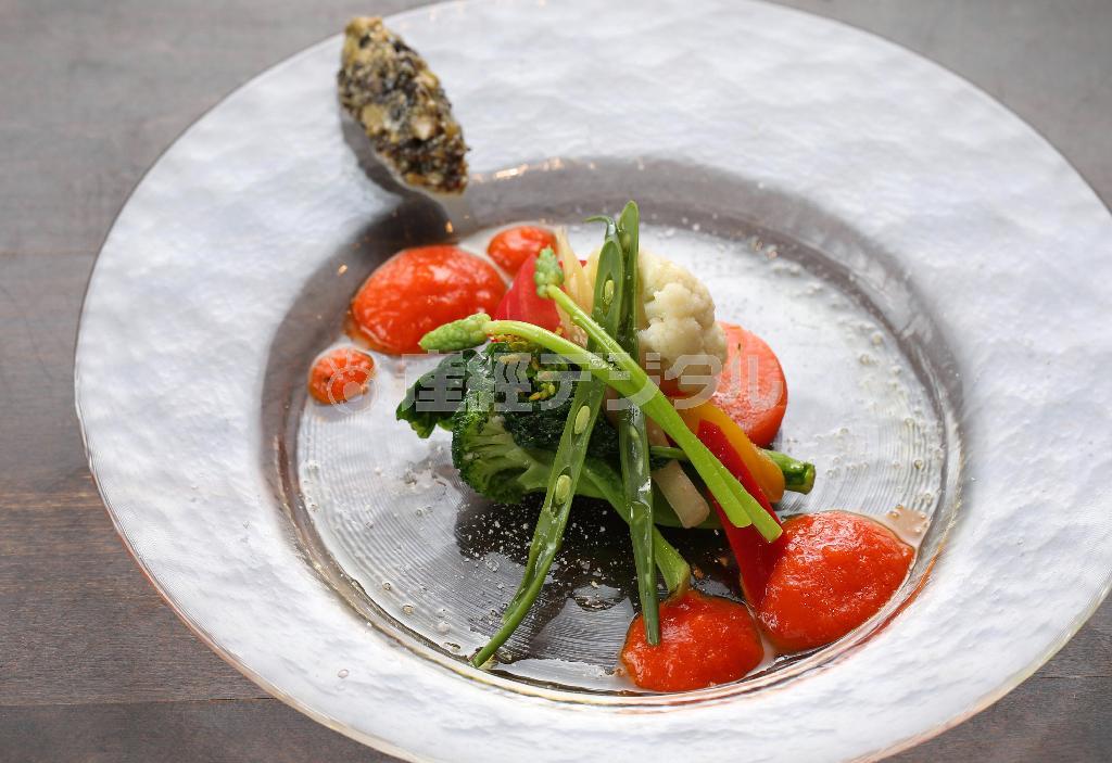 本日のお野菜の一品（８００円）は、ブロッコリー、トマト、インゲン豆、アスパラガスなど旬の野菜を赤パプリカのピュレとタプナードで