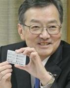 会見でカードを記者に示すなどサービス精神が旺盛なシャープの高橋興三社長