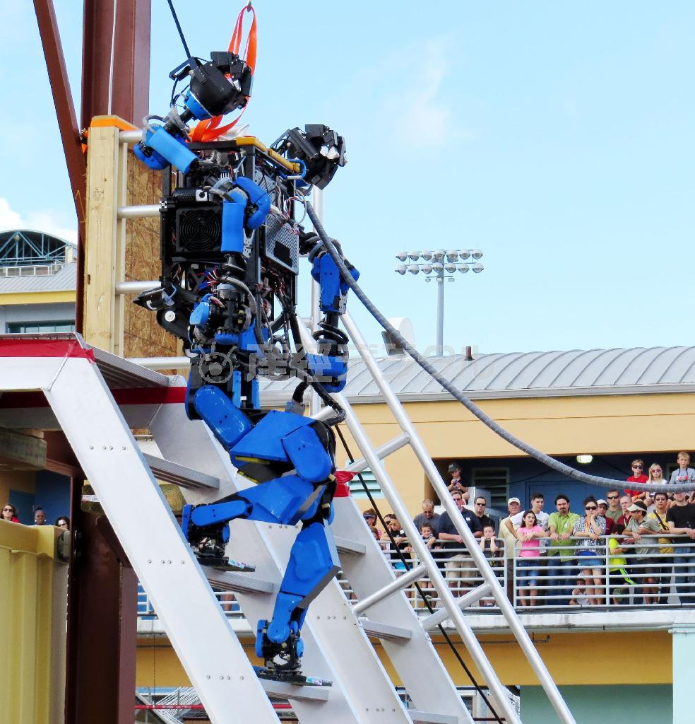 東大を飛び出した研究者が設立したベンチャー企業「ＳＣＨＡＦＴ」のロボット。米国防総省が主催する災害救助ロボットの競技会で決勝進出を決めた＝２０１３年１２月、米フロリダ州ホームステッド（共同）