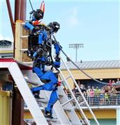 東大を飛び出した研究者が設立したベンチャー企業「ＳＣＨＡＦＴ」のロボット。米国防総省が主催する災害救助ロボットの競技会で決勝進出を決めた＝２０１３年１２月、米フロリダ州ホームステッド（共同）