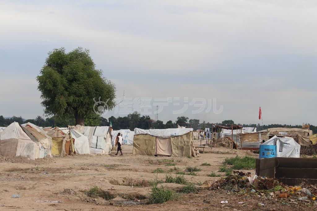 テント暮らしを余儀なくされる避難民ら。衛生状態が心配される＝２０１４年４月１８日、中央アフリカ（日本ユニセフ協会提供）