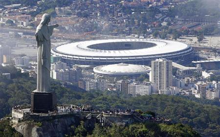 巨大なキリスト像で有名なコルコバードの丘（手前）と決勝戦が行われるマラカナン競技場＝リオデジャネイロ（共同、２０１３年１２月撮影）