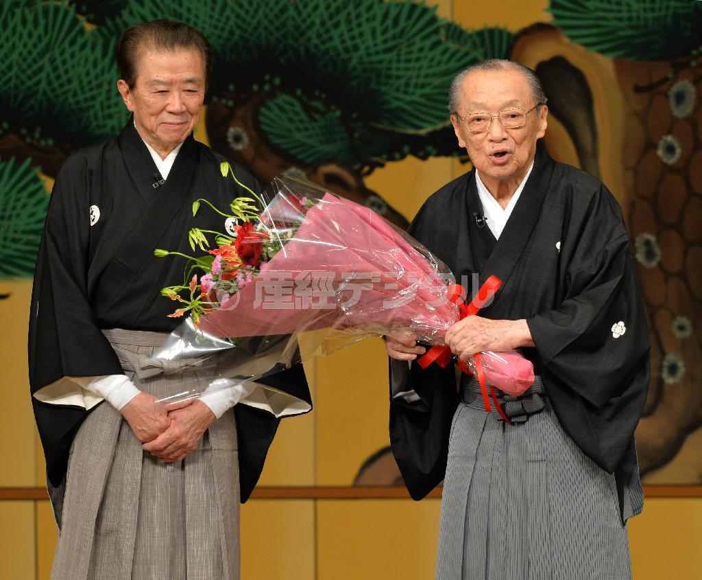 引退セレモニーで挨拶する竹本住大夫（すみたゆう右）＝２０１４年５月２６日午後、東京都千代田区の国立劇場（三尾郁恵撮影）