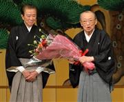 引退セレモニーで挨拶する竹本住大夫（すみたゆう右）＝２０１４年５月２６日午後、東京都千代田区の国立劇場（三尾郁恵撮影）