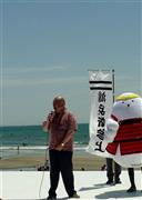 久保田陽彦社長と豊島屋公認ゆるキャラの鳩兵衛＝２０１４年５月１７日、神奈川県鎌倉市