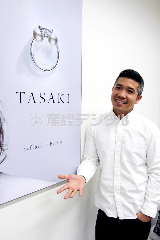 「デザインする際に意識するのは、インパクト」とクリエイションについて語るタクーン・パニクガルさん＝２０１４年５月１９日（津川綾子撮影）