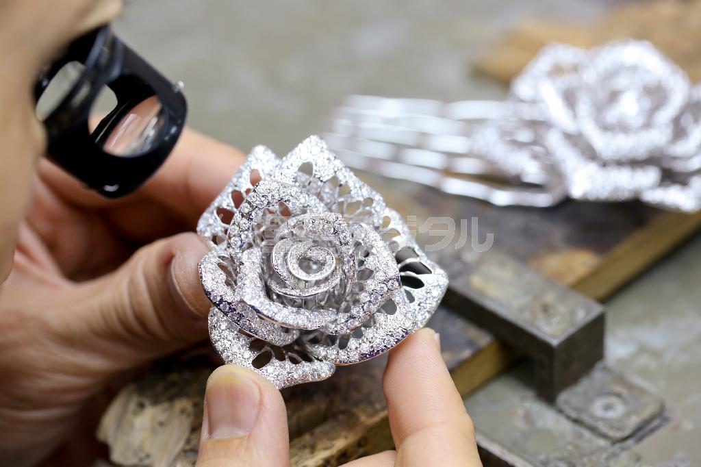 職人によるジュエリーの制作風景。ＴＡＳＡＫＩのジュエリーはすべて神戸の自社工房で作られている（提供写真）